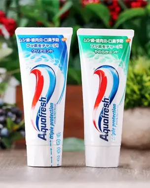 Kem đánh răng Aquafresh Triple Protection 140g - hàng Nhật Bản