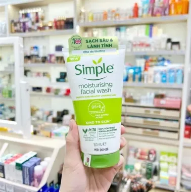 Sữa rửa mặt dưỡng ẩm Simple 150ml